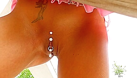 Unten ohne im kurzen Kleidchen Unten ohne im kurzen Kleidchen