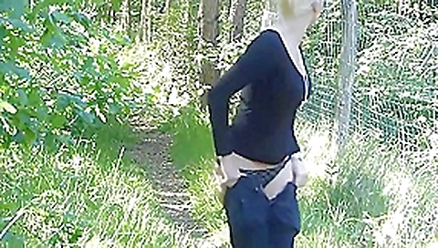 Blonde fotze gibt arsch neben der autobahn!