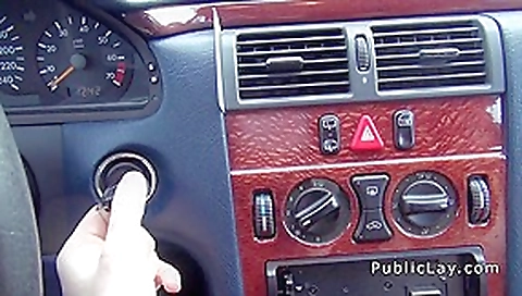 Dude fucks amateur babe in the car in public