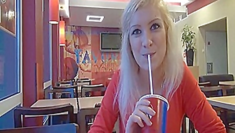 Ostblock-Nutte bei KFC anal besamt