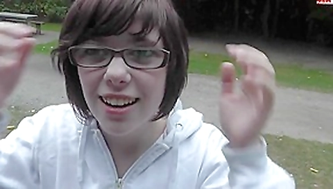 Junges Mauerbluemchen blaest Schwanz im Park