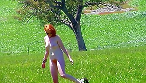 peliroja desnuda en el campo