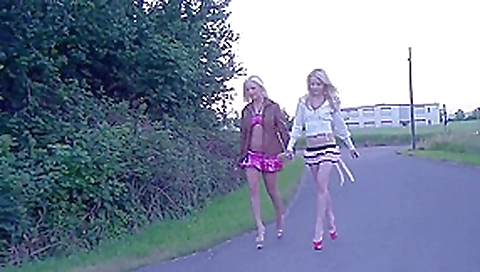 Zwei nuttige Teenies werden oeffentlich beschwanzt!