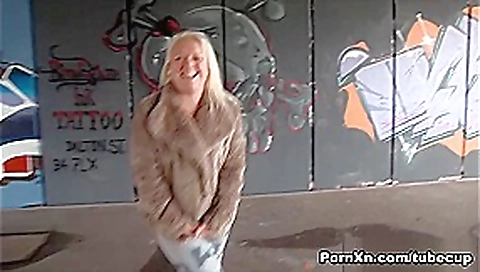No Panties Pissing! - PornXn