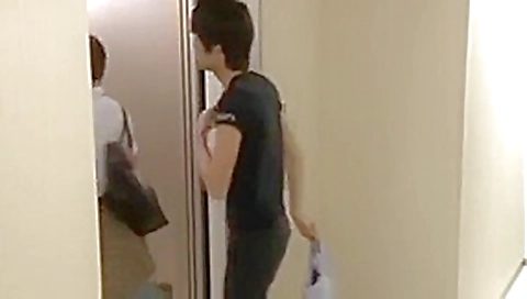 japanese_schoolgirl_trapped_on_elevator_3