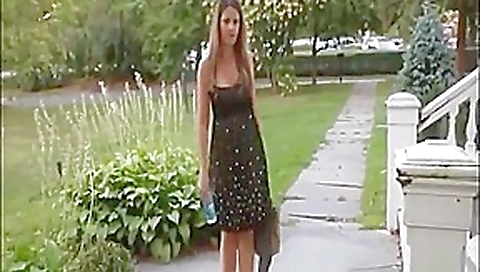 Amateur quickie in the garden outside a wedding