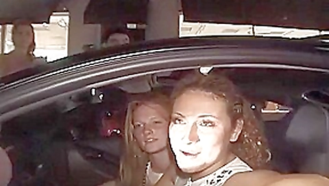 Party Girls Flash At Mardi Gras