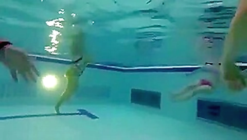 Dude gets Wanked off in Public Pool!