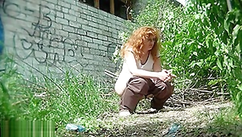 Outddor Public Peeing Girls 4