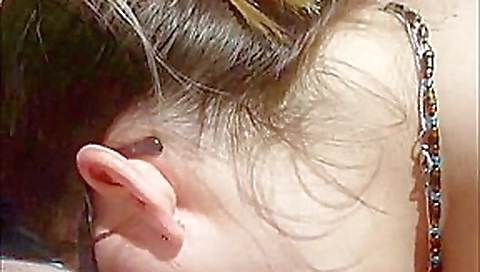 Nue dans un sous-bois en pleine ville.