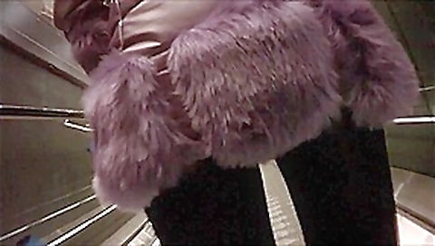 Laetitia Nue sous Step son manteau