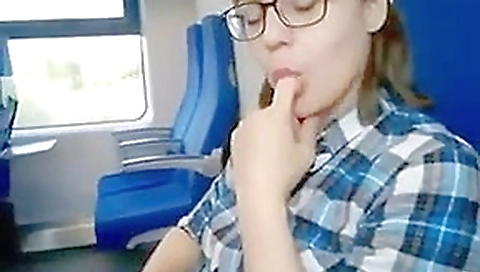 Elle suce dans le train