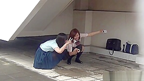 Japanese teenage skanks peeing
