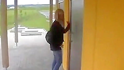 UNE PIPE DANS LES WC AUTOROUTE