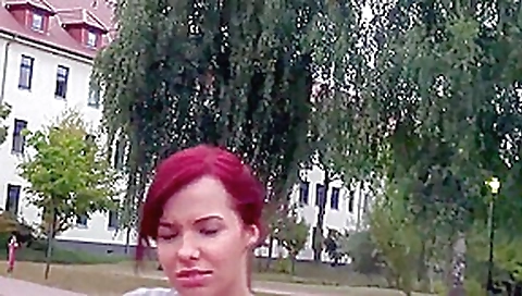 Dreiste fotze wichst mitten auf schulhof!