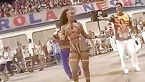 Linda negra nua no carnaval do brazil
