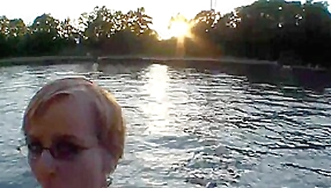 Billige hartz-4-nutte steckt draussen dildo in die fotze!