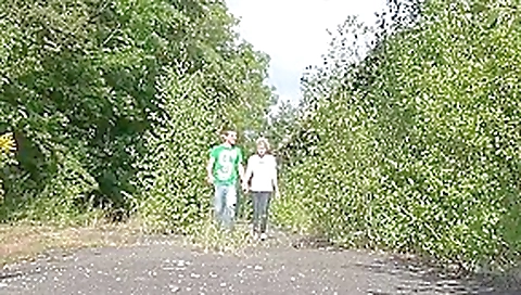 Magernutte draussen in den arsch gefickt!