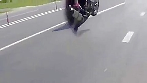 Sobre la moto y a raja pela