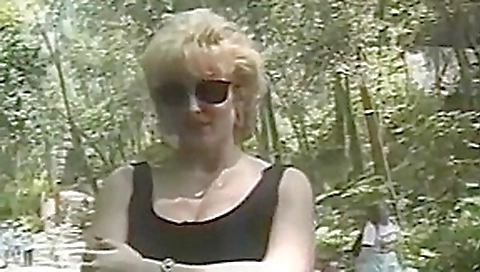 Mature exhibe Natural Body in the Park