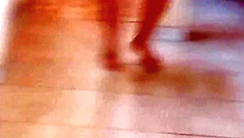 Esposa na porta da rua