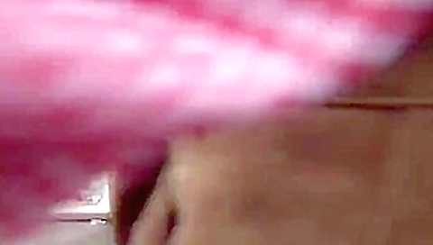 Zwei Girls blasen Schwaenze auf dem Oktoberfest