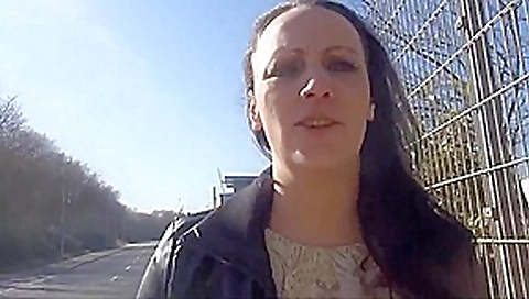 Haessliche crack-nutte blaest freier am bahndamm!