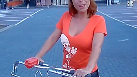 Rothaarige milf auf dem parkplatz vom supermarkt gefickt