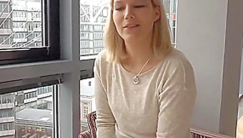 Blondi mit behaarter fotze am hotelfenster im ersten stock Blondi mit behaarter fotze am hotelfenster im ersten stock