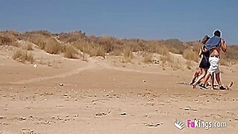 She fucks a guy in a beach full of