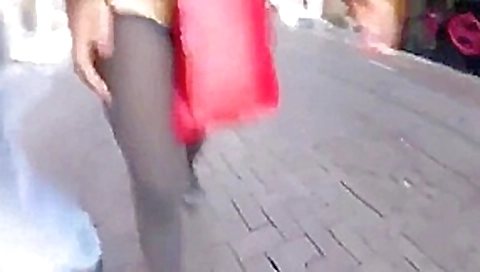 Red bag crosses amsterdam retinue follows near