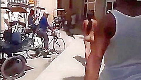 Cubana desnuda en la calle