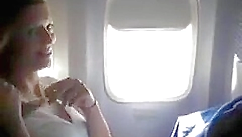 Sletje kan zich niet inhouden in vliegtuig !