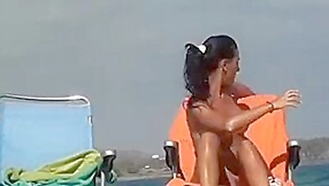 Nude beach - busty babes pussy views