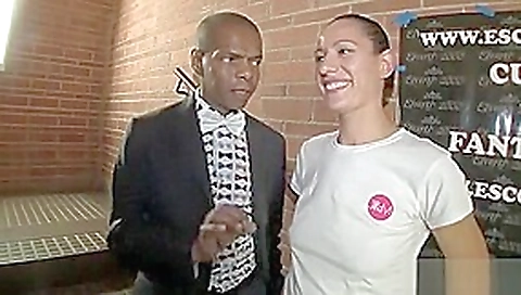 IND.VOISINES - AUDREY ET UNE HOTESSE BAISEES EN PUBLIC