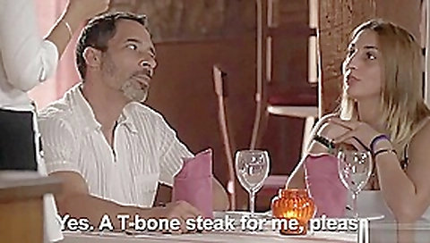 Follando con el cocinero en medio del restaurante con los clientes mirando