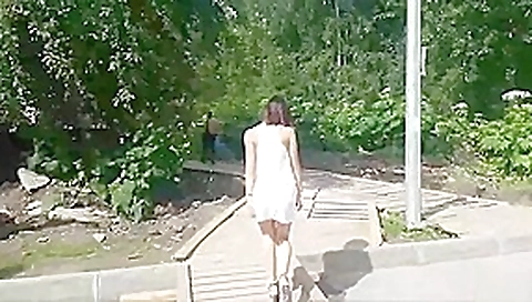 asiatique qui s'exhibe dans un parc