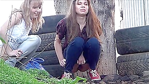 spying girls pissing outdoor