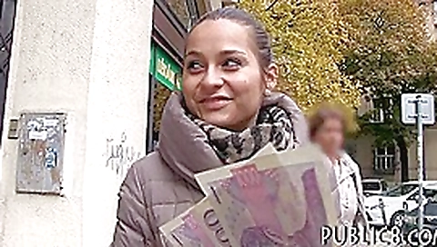 Amateur Czech girl pussy banged for a chunk of cash