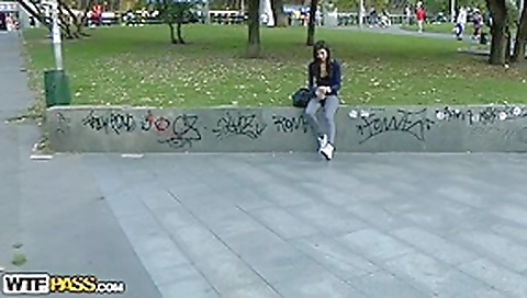 Wicked hottie sucks in the park