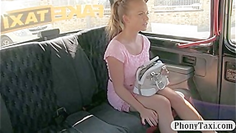 Pretty amateur with big boobs tricked by fraud driver