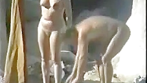 Pareja nudista en la playa