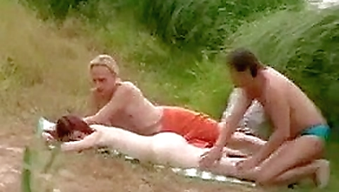 Espia un trio al aire libre